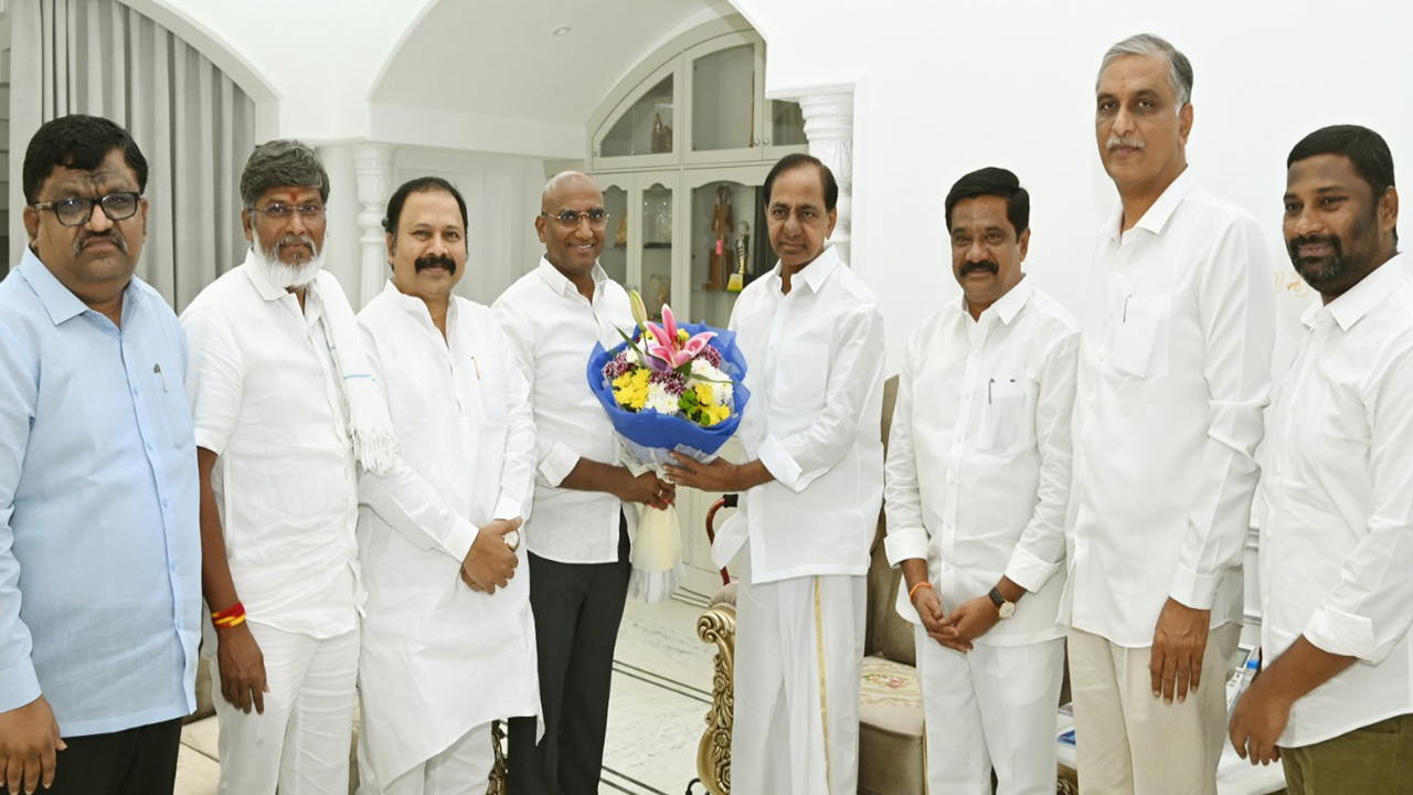 RS Praveen Kumar Meets KCR