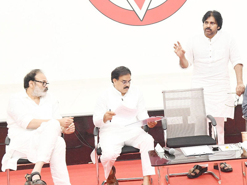 Pawankalyan at Pithapuram: రంగంలోకి జనసేనాని, శక్తిపీఠంలో పూజలు, ఆ తర్వాతే..!