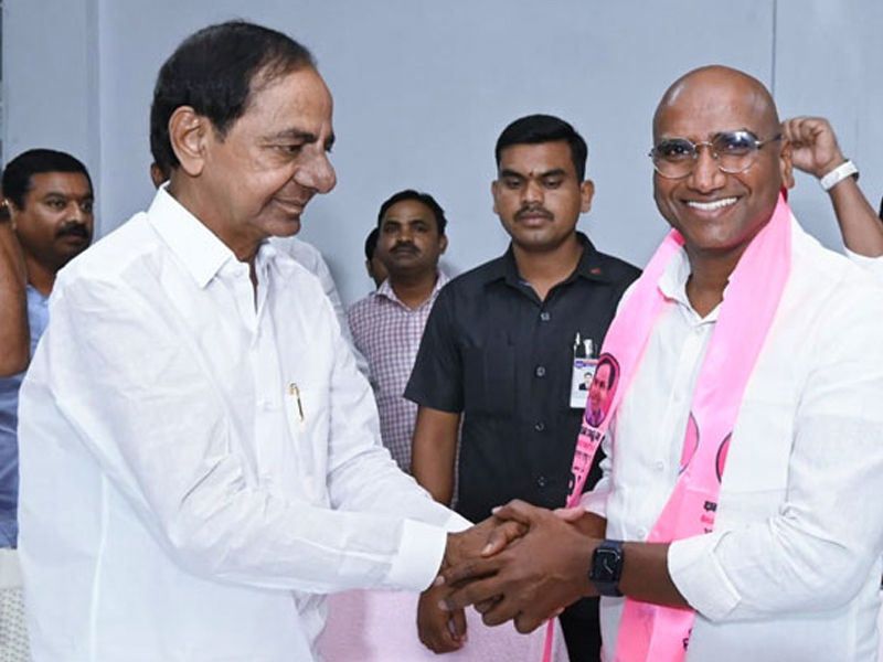 RS Praveen Kumar Joined In BRS: బీఆర్ఎస్‌‌లో చేరిన ఆర్ఎస్ ప్రవీణ్ కుమార్.. నాగర్ కర్నూల్ నుంచి ఎంపీగా పోటీ