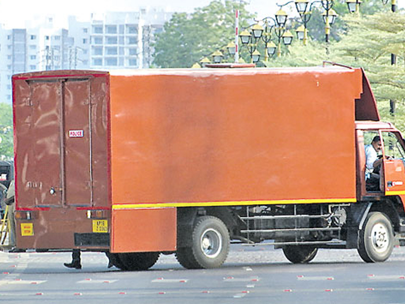 Suspected Container Vehicle: ఏపీలో కంటెయినర్ పాలిటిక్స్.. లోకేష్ ట్వీట్.. వైసీపీ కౌంటర్..!