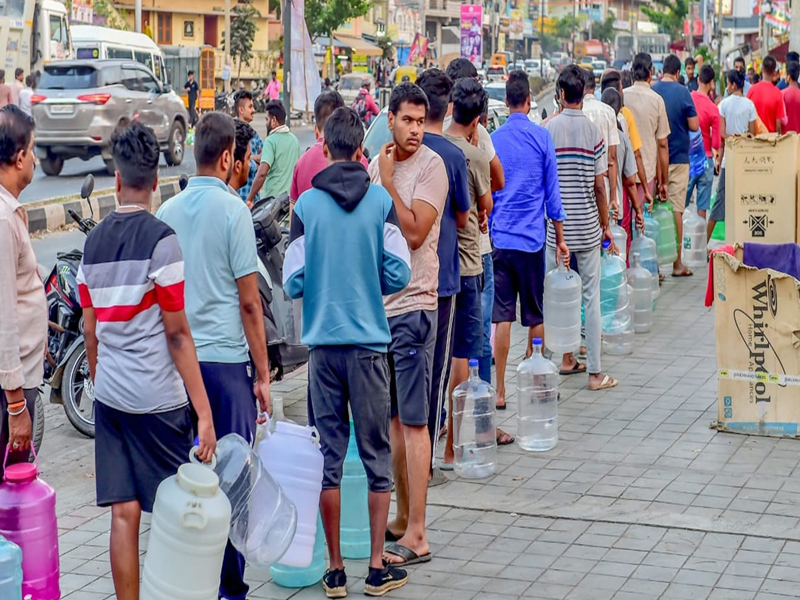 Water Crisis in Bengaluru : ఐటీ ఉద్యోగులకు నీటి కష్టాలు.. రోజుకు రూ.500 ఖర్చుచేయాల్సిందే..