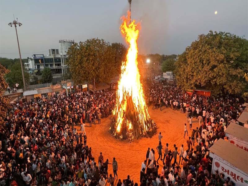 Holika Dahan 2024: హోలీ దహనంలో ఇలా చేయండి.. ఊహించని సంపద లభిస్తుంది!