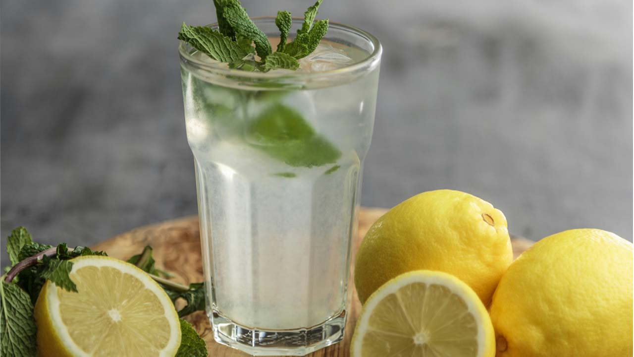 Benefits of Lemon Water: బాప్రే.. ఖాళీ కడుపుతో నిమ్మరసం తాగితే ఎన్ని లాభాలో తెలుసా..?