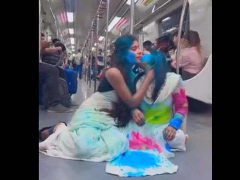 Delhi Metro Viral Video: ఢిల్లీ మెట్రోలో రెచ్చిపోయిన యువతులు.. అసభ్యంగా హోలీ ఆడిన వీడియో వైరల్