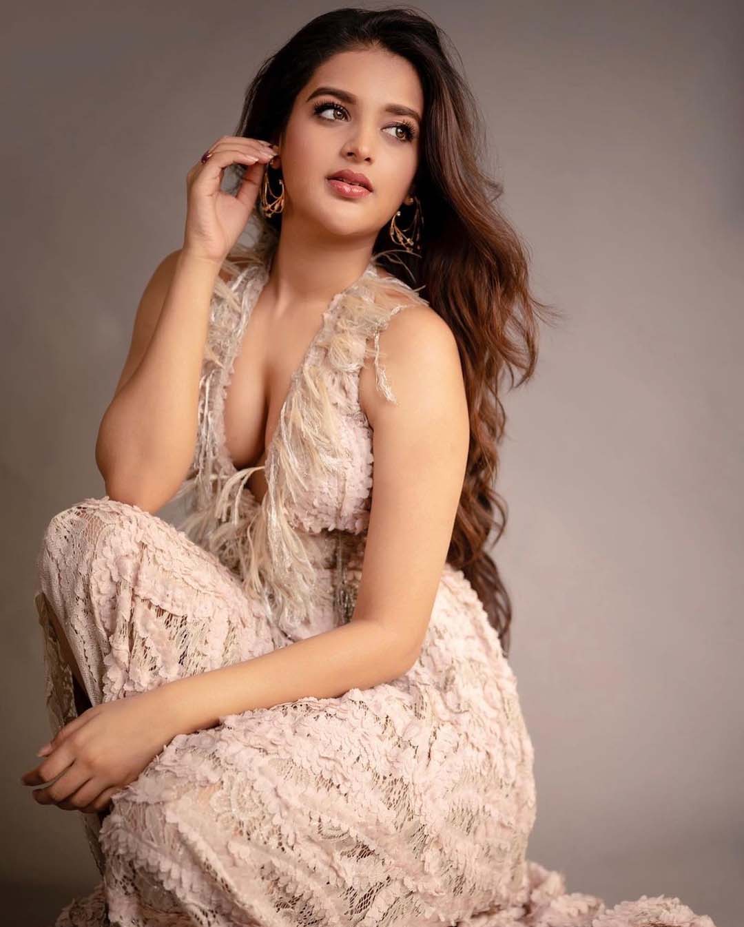 Nidhhi Agerwal Latest Photos: అందాల ‘నిధి’ ఓపెన్ చేసిన అగర్వాల్.. గ్లామర్‌ డోస్ అదుర్స్