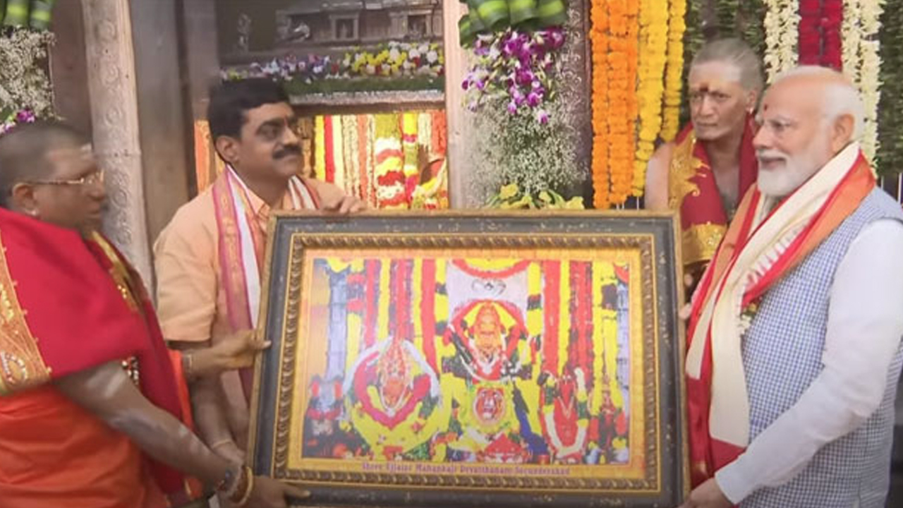 pm modi done pooja in ujjaini mahankali temple