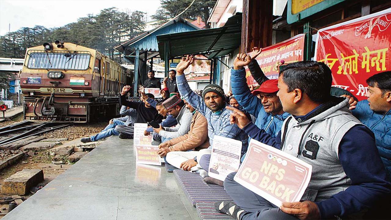 Siren strike of railway job, workers for revision of old scheme