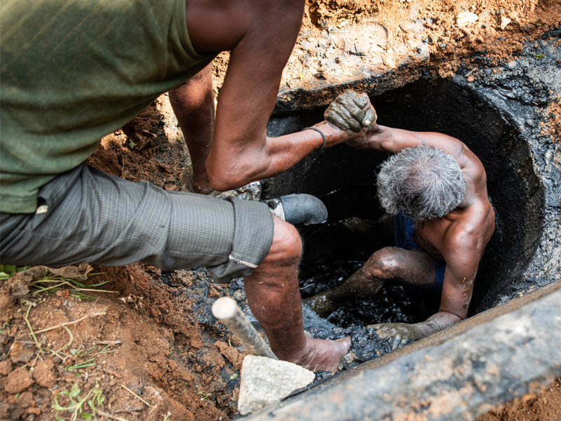 Sanitation Workers: హైదరాబాద్‌లో దారుణం.. మ్యాన్‌హోల్లోకి దిగి ముగ్గురు మృతి..