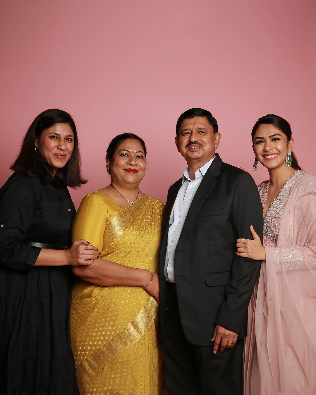 actress mrunal Thakur family
