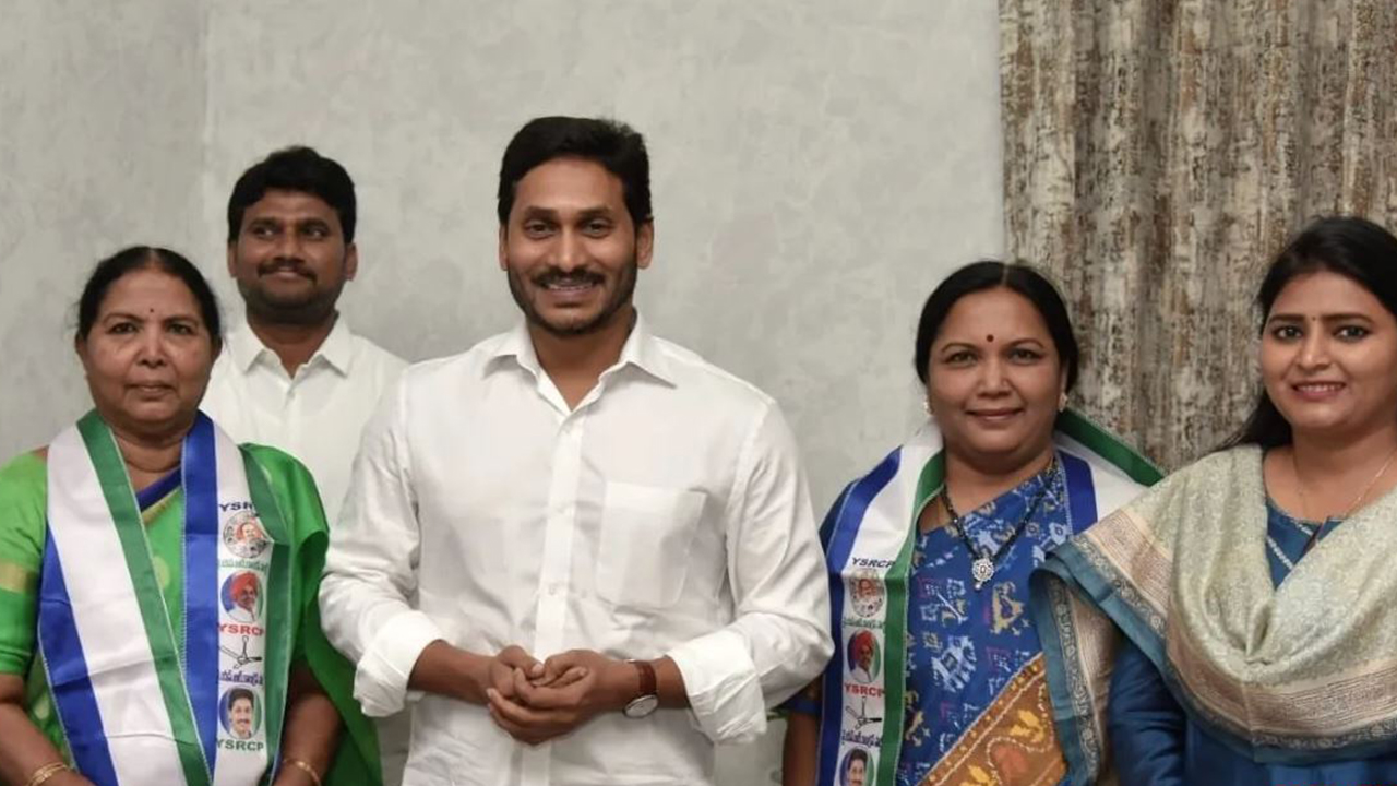 Ex minister Shamanthakamani Resign YSRCP