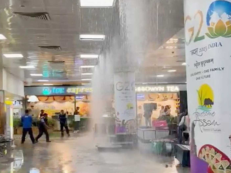 Guwahati Airport roof collapses: వర్షం బీభత్సం..  కూలిన ఎయిర్‌పోర్టు సీలింగ్