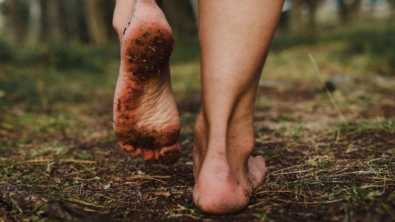 Health Benefits of Walking Barefoot: చెప్పులు లేకుండా నడవడం ఆరోగ్యానికి మంచిదా..? నిజం తెలిస్తే మీరు షాక్ అవుతారు!