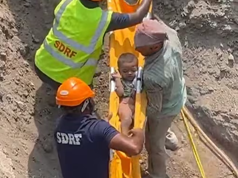 2 Years Old Boy Rescued form Borewell: 20 గంటల రెస్క్యూ ఆపరేషన్‌.. బోరుబావిలో పడిన బాలుడు సేఫ్..!