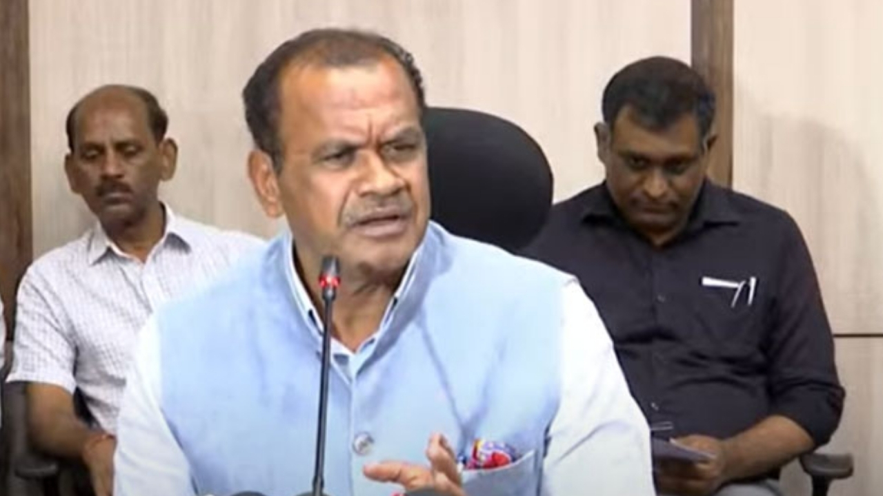 Komatireddy Venkat Reddy: పదేళ్లు రేవంతే సీఎం.. కాంగ్రెస్‌లో ఏక్‌నాథ్ షిండేలు లేరన్న కోమటిరెడ్డి!