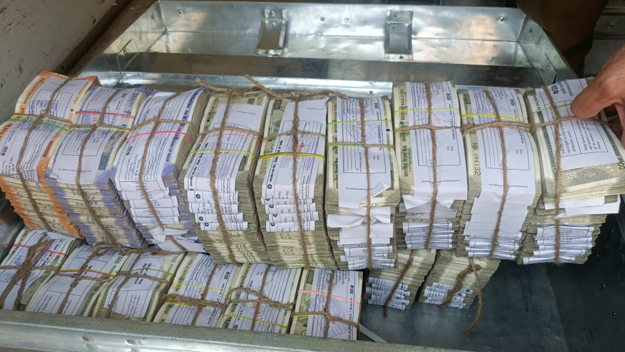 Nearly Rs 2 crores seized in Hyd: హైదరాబాద్‌లో డబ్బే డబ్బు, ఒక్క రోజే రెండు కోట్లు సీజ్