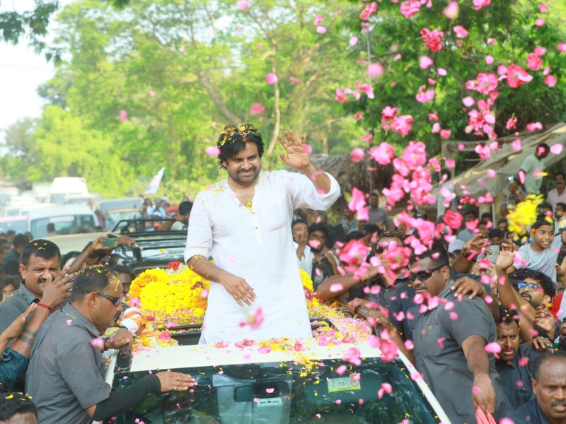 Pawan Kalyan: జగన్‌ ఒక సీఎం కాదు.. సారా వ్యాపారి, ఇసుక దోపిడీదారు: పవన్‌ కళ్యాణ్‌