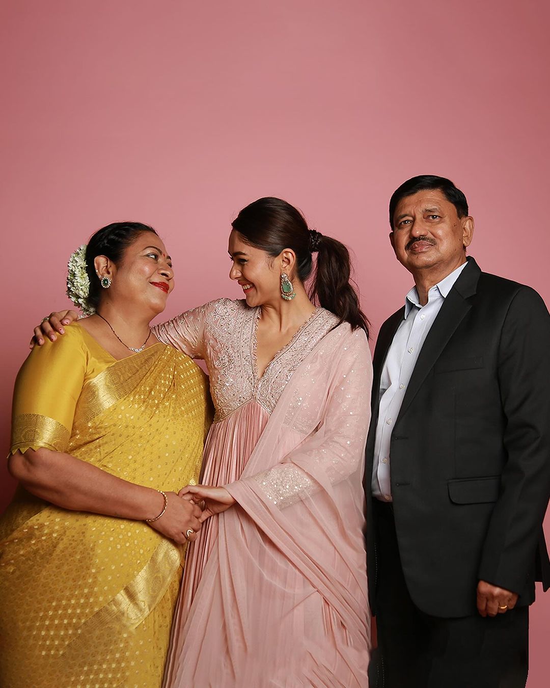 actress mrunal Thakur family