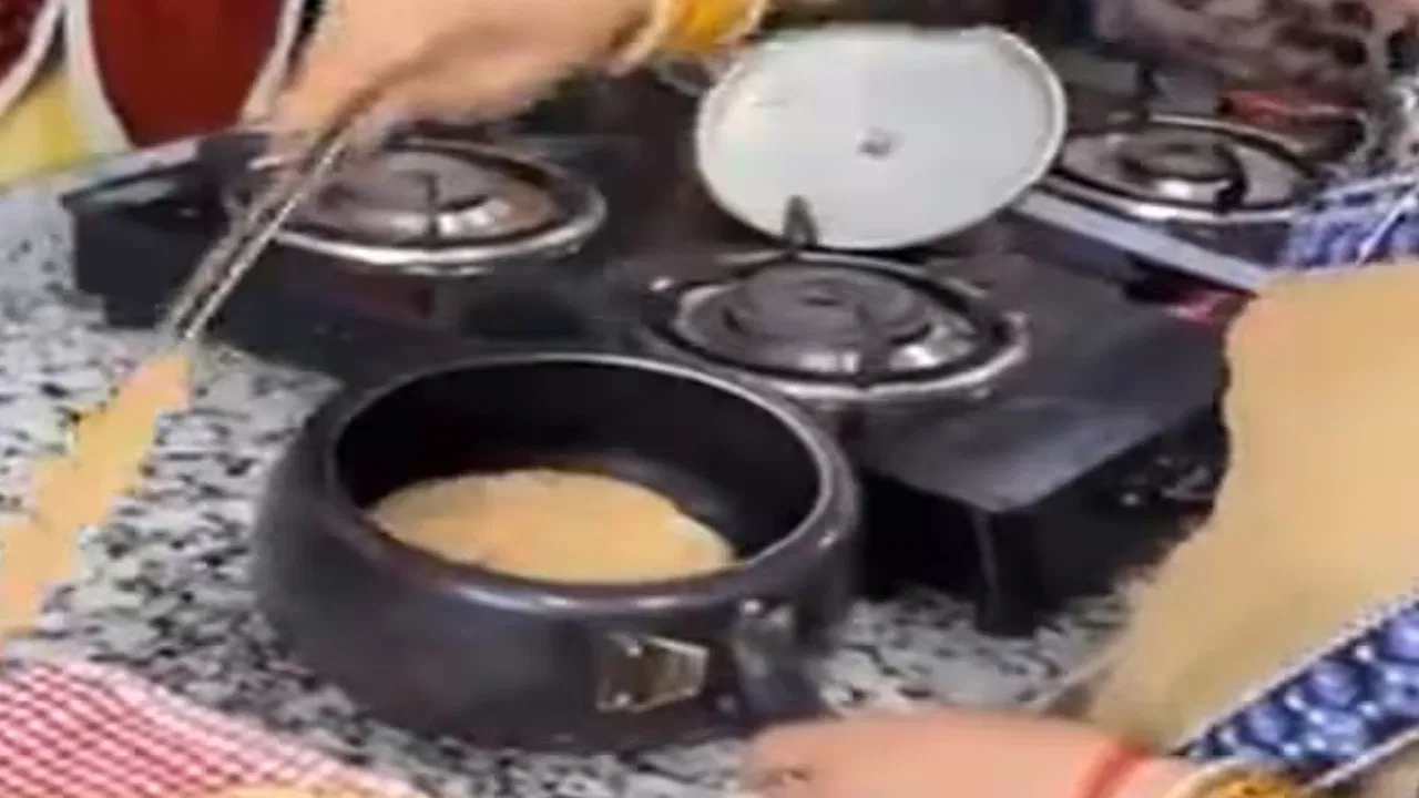 Roti Making in Pressure Cooker: ప్రెజర్ కుక్కర్‌లో చపాతీలు.. ఏం టాలంట్ గురూ..!