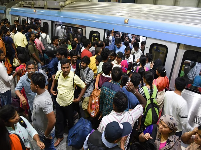 Big Shock to Hyderabad Metro Users: హైదరాబాద్ మెట్రో ప్రయాణికులకు బిగ్ షాక్.. 10 % రాయితీ, హాలిడే కార్డు రద్దు!