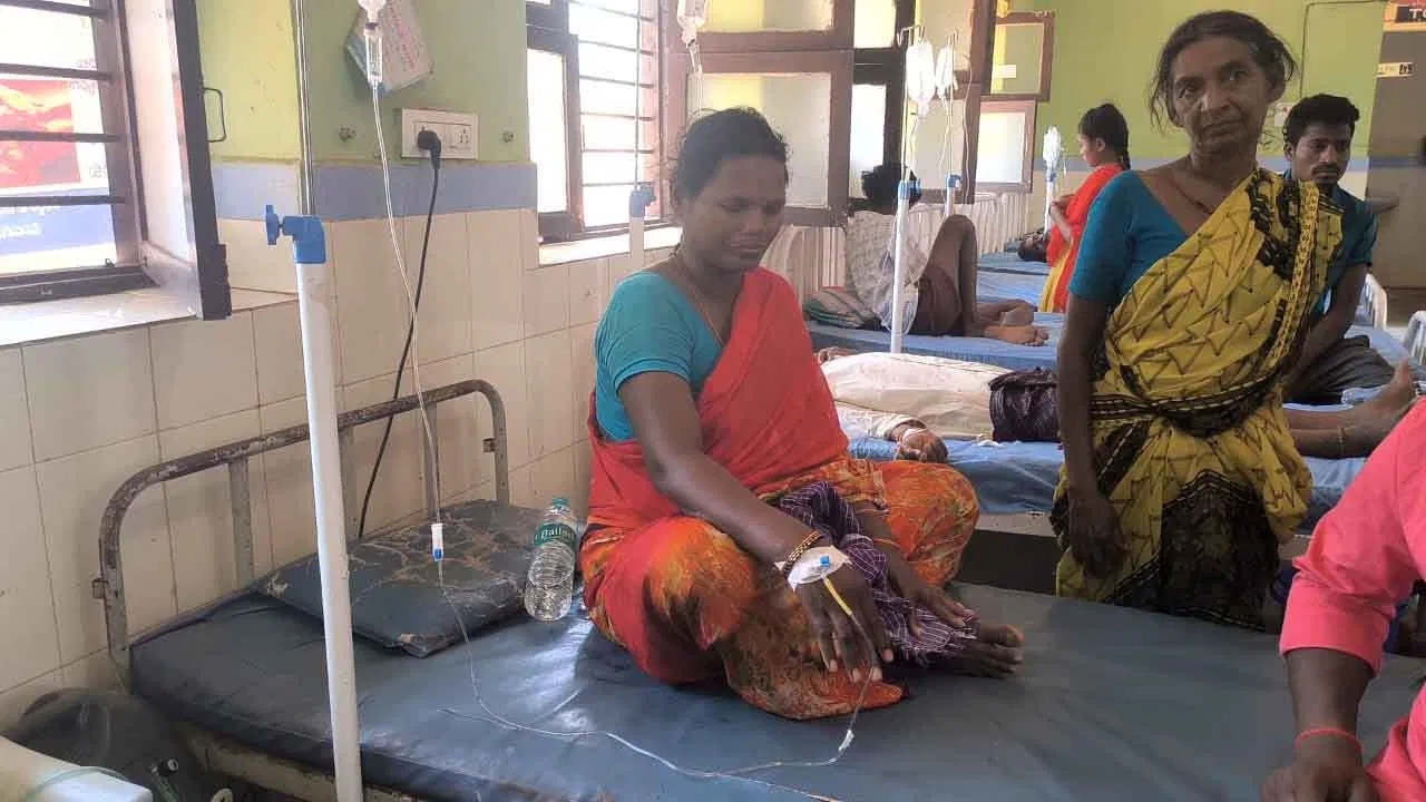 Women Comes Hospital with Snake: నీ దైర్యానికి సెల్యూట్ తల్లి.. కరిచిన పాముతో డాక్టర్ల దగ్గరకు వెళ్లిన మహిళ