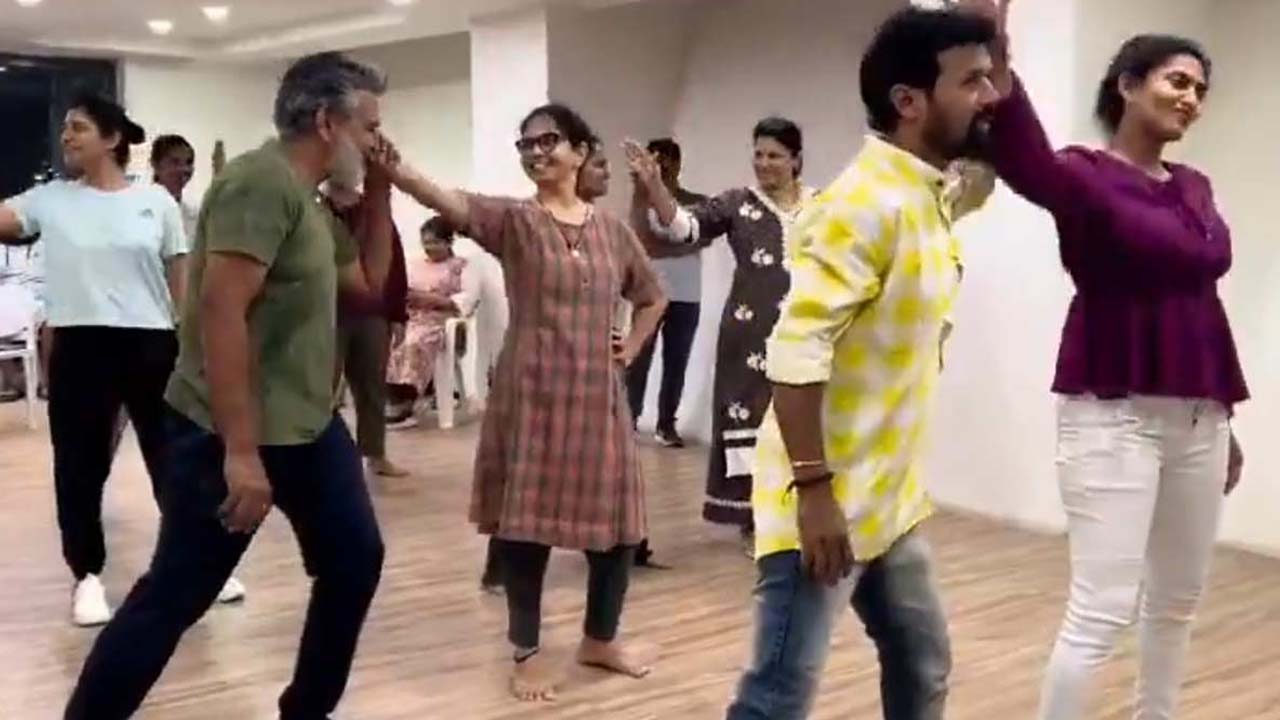 SS Rajamouli Rama’s Dance: మహేష్ సినిమా పక్కన పెట్టి.. ఎంజాయ్ చేస్తున్నావా జక్కన్న..?