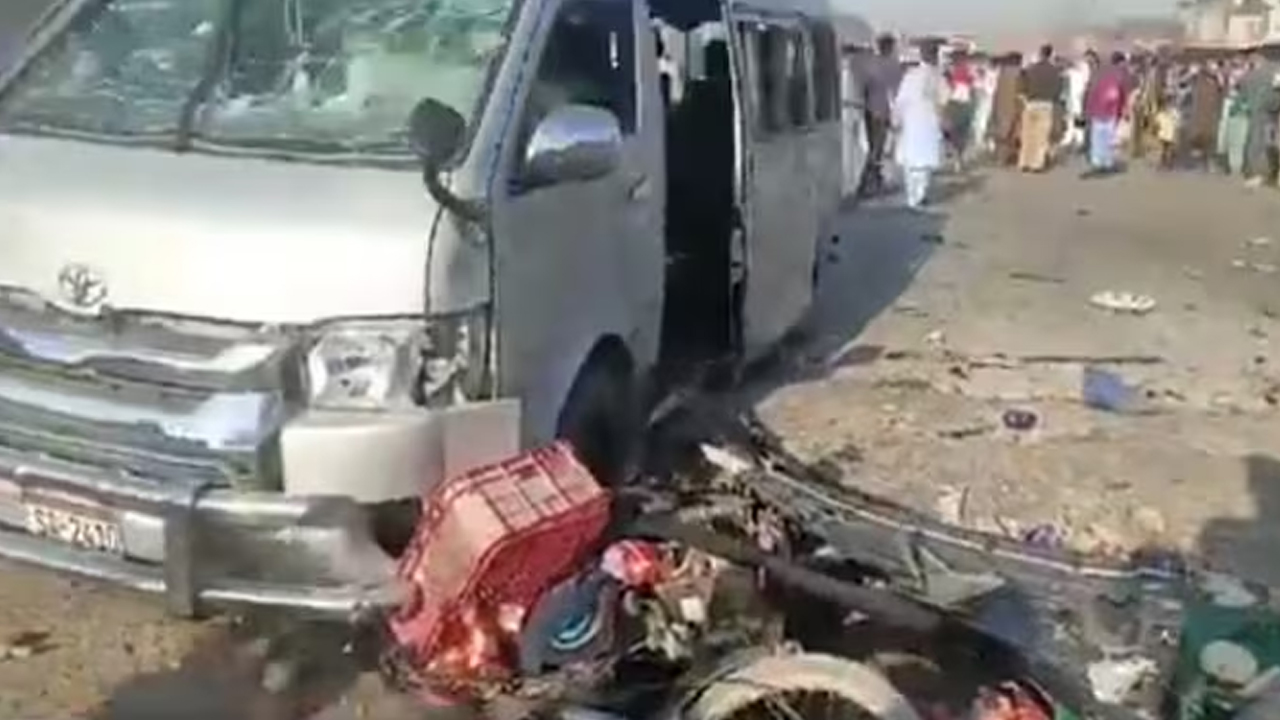 Suicide Bomb Blast in Pakistan: పాకిస్తాన్ లో ఆత్మాహుతి దాడి.. ఇద్దరు మృతి!