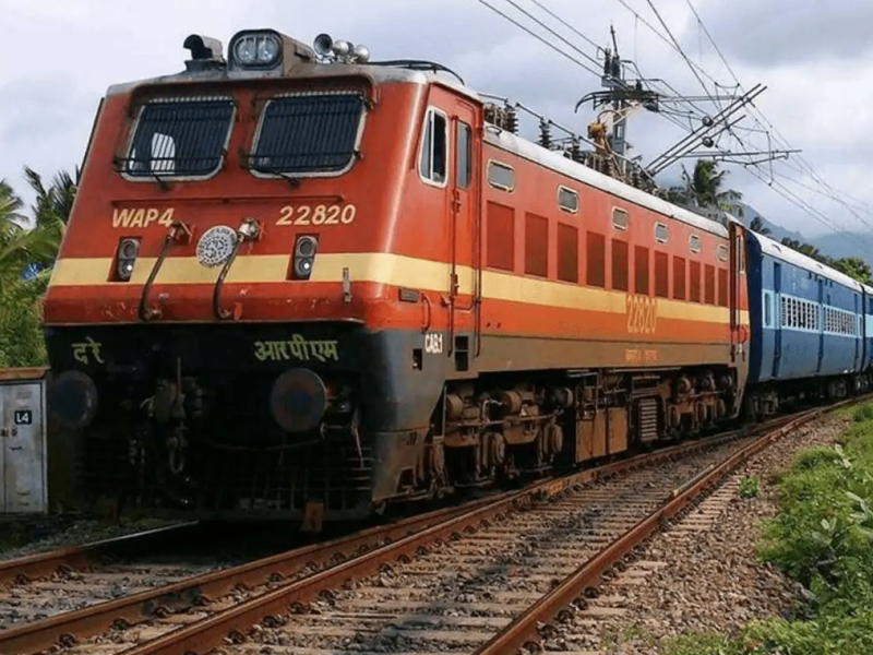 Special Trains: సొంతూళ్లకు వెళ్లేవారికి శుభవార్త.. 4 ప్రత్యేక రైళ్ల సర్వీసులు పొడిగింపు..!