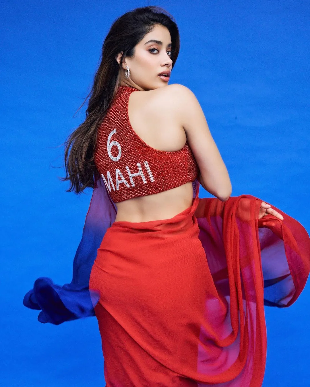 Janhvi Kapoor – Mahi T Shirt: మహీ.. మహీ.. అంటూ ఒకటే కలవరిస్తోన్న బాలీవుడ్ బ్యూటీ జాన్వీ.. ఎందుకంటే..?