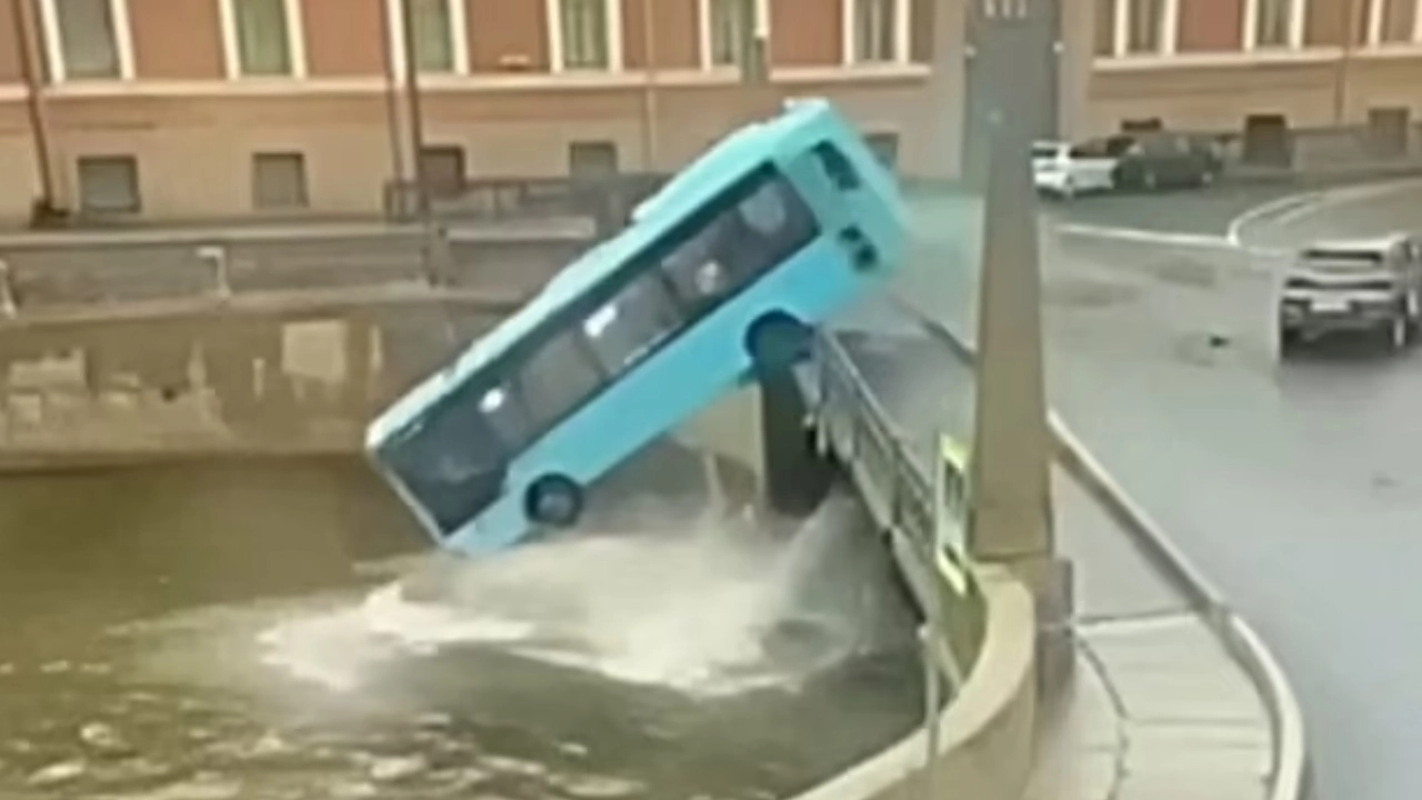 Bus fall Into River In Russia: రష్యా.. నదిలోకి దూసుకెళ్లిన బస్సు, 20 గంటలపాటు