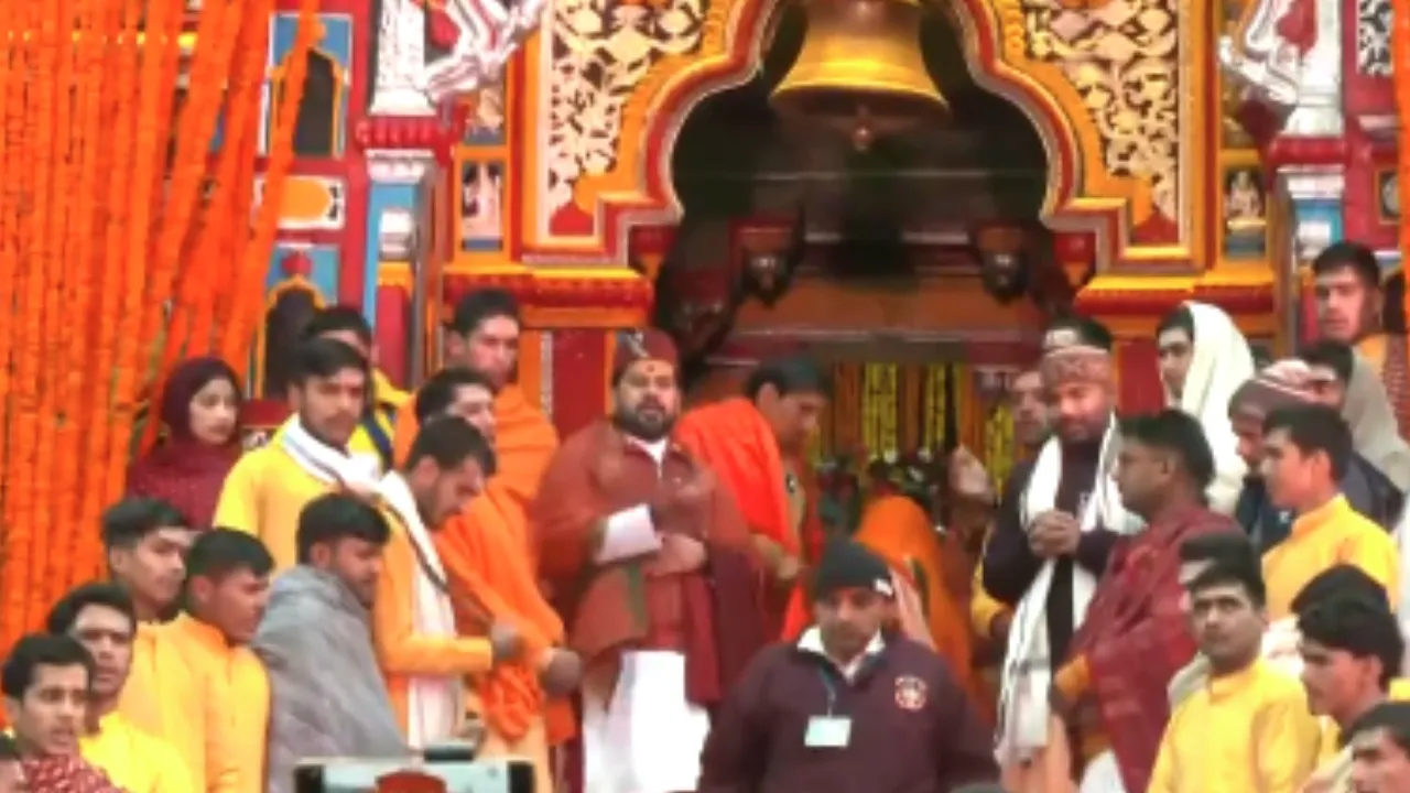 Badrinath Temple Opened: తెరుచుకున్న బద్రీనాథ్ ఆలయ తలుపులు..!