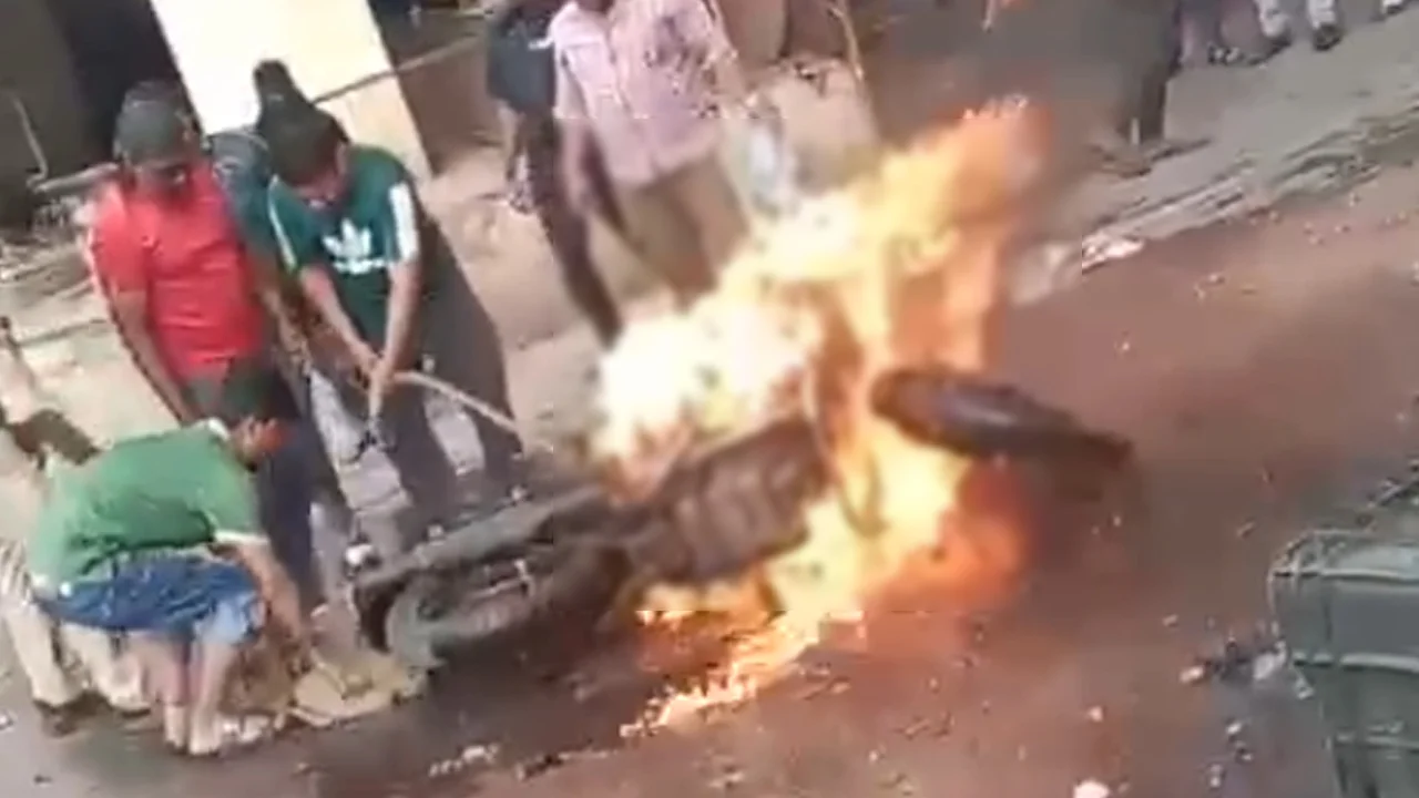 Hyderabad Bike Blast: హైదరాబాద్‌లో ఘోర ప్రమాదం.. బైక్ పేలి 10 మందికి గాయాలు..