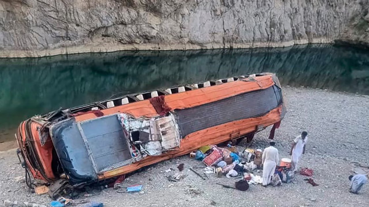 Pakistan Bus Accident, 28 people dead: పాక్‌లో దారుణమైన యాక్సిడెంట్, 28 మంది మృతి