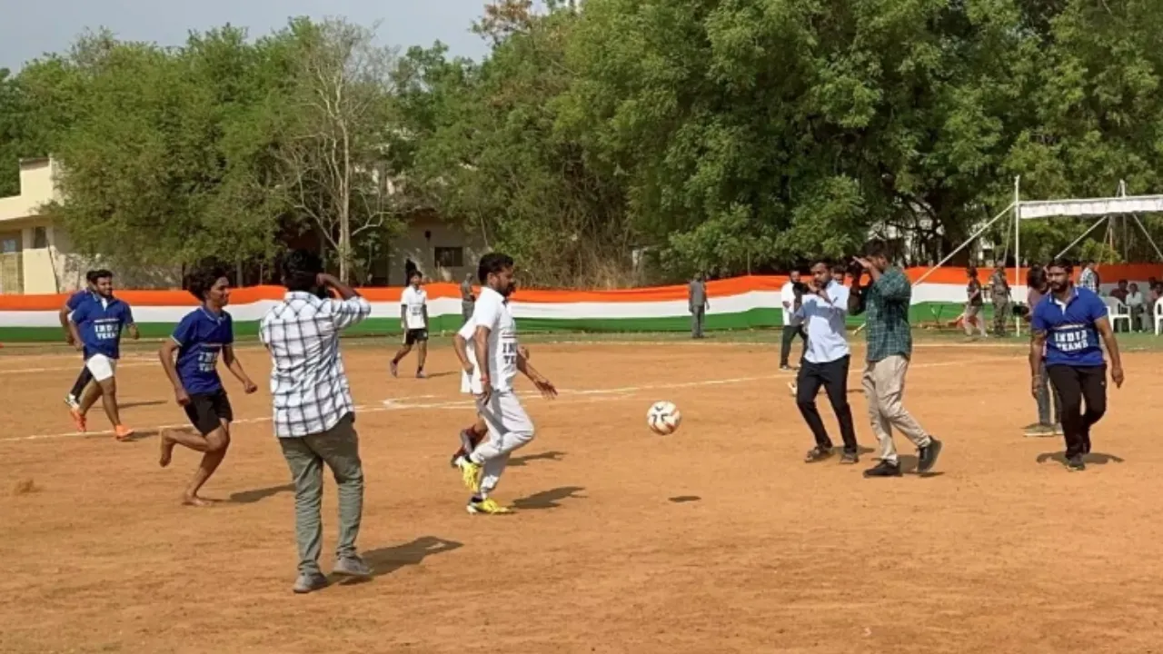 CM Revanth Reddy Plays Football : విద్యార్థులతో కలిసి ఫుట్‌బాల్ ఆడిన సీఎం రేవంత్ రెడ్డి!