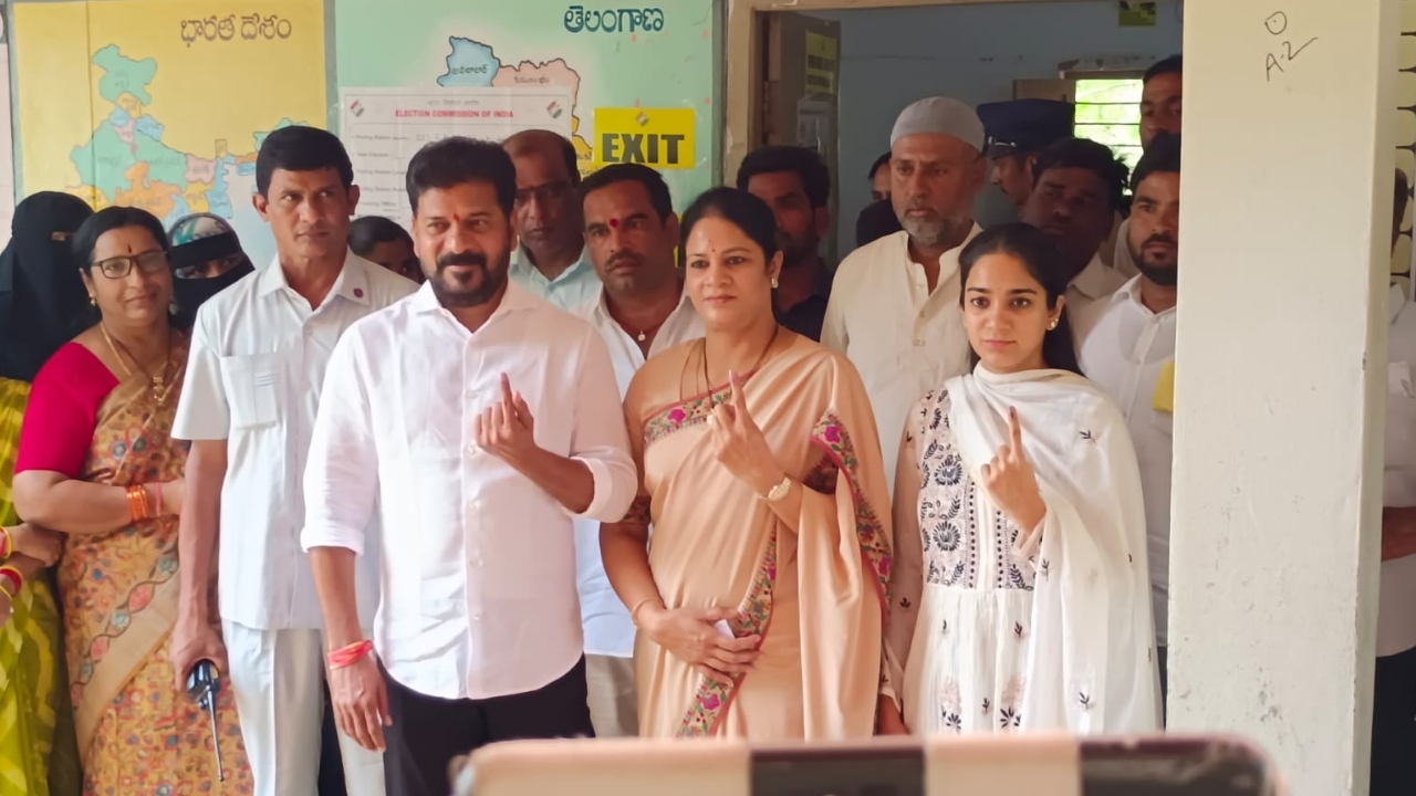 CM Revanth Reddy Casts Vote: కొడంగల్‌లో ఓటేసిన సీఎం రేవంత్ రెడ్డి దంపతులు..!