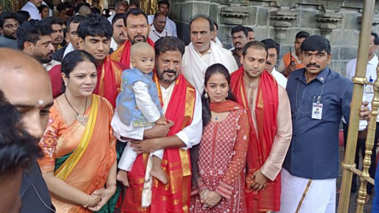 CM Revanth Reddy to Tirumala: తిరుమల శ్రీవారి సన్నిధిలో సీఎం రేవంత్, ఏపీ సీఎంను కలుస్తా..