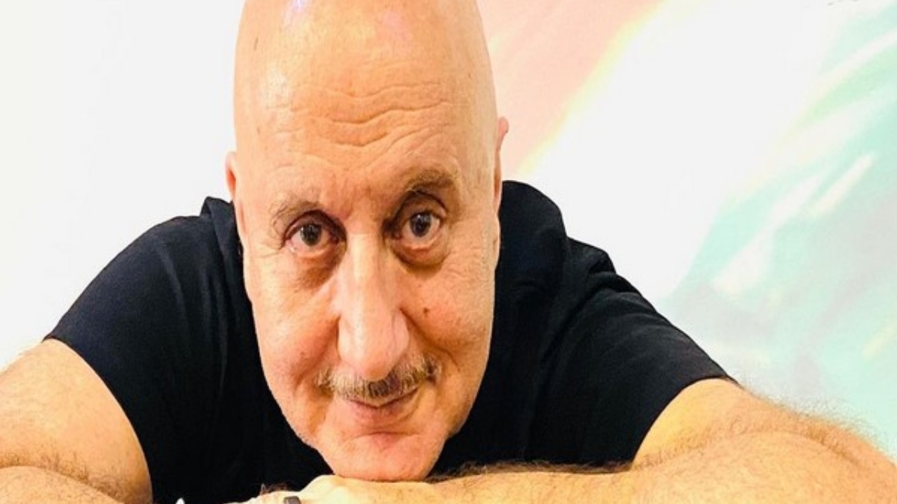 Anupam Kher Recalls: ‘ఇప్పుడు నేను చాలా ఫేమస్.. కానీ అప్పుడు పైసలు లేక రైల్వే ప్లాట్‌ఫామ్‌పై పడుకునేవాడిని’