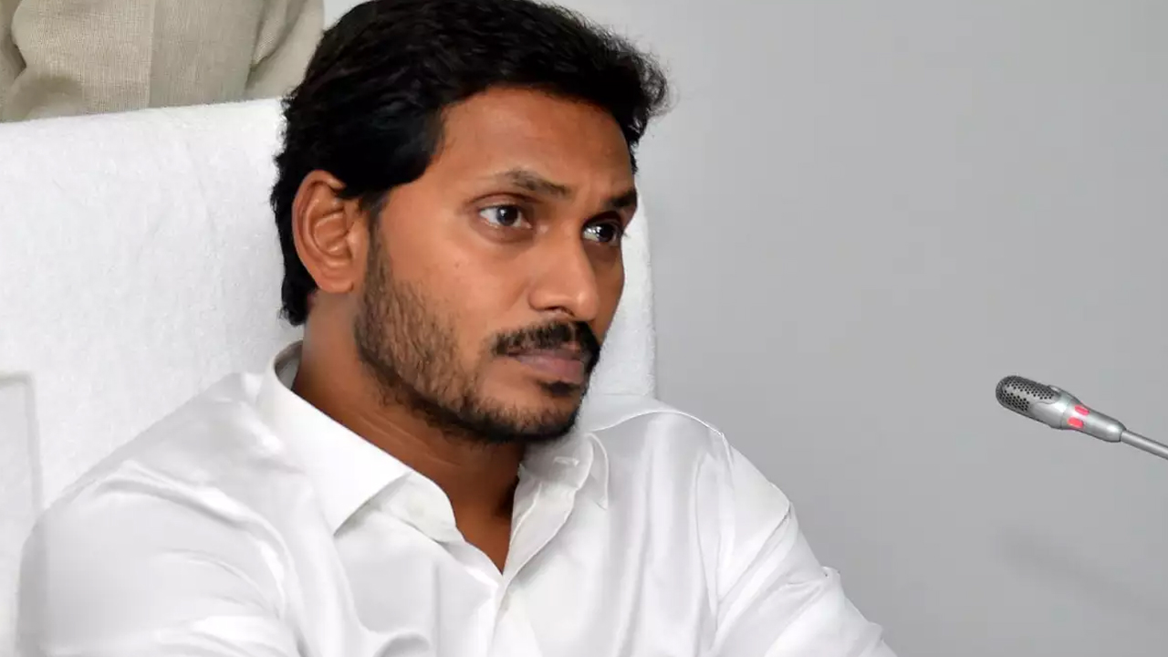 EC Shock to jagan govt: జగన్‌కు దెబ్బ మీద దెబ్బ, వాస్తు దెబ్బ కొట్టిందా, వరుస షాక్‌లు?