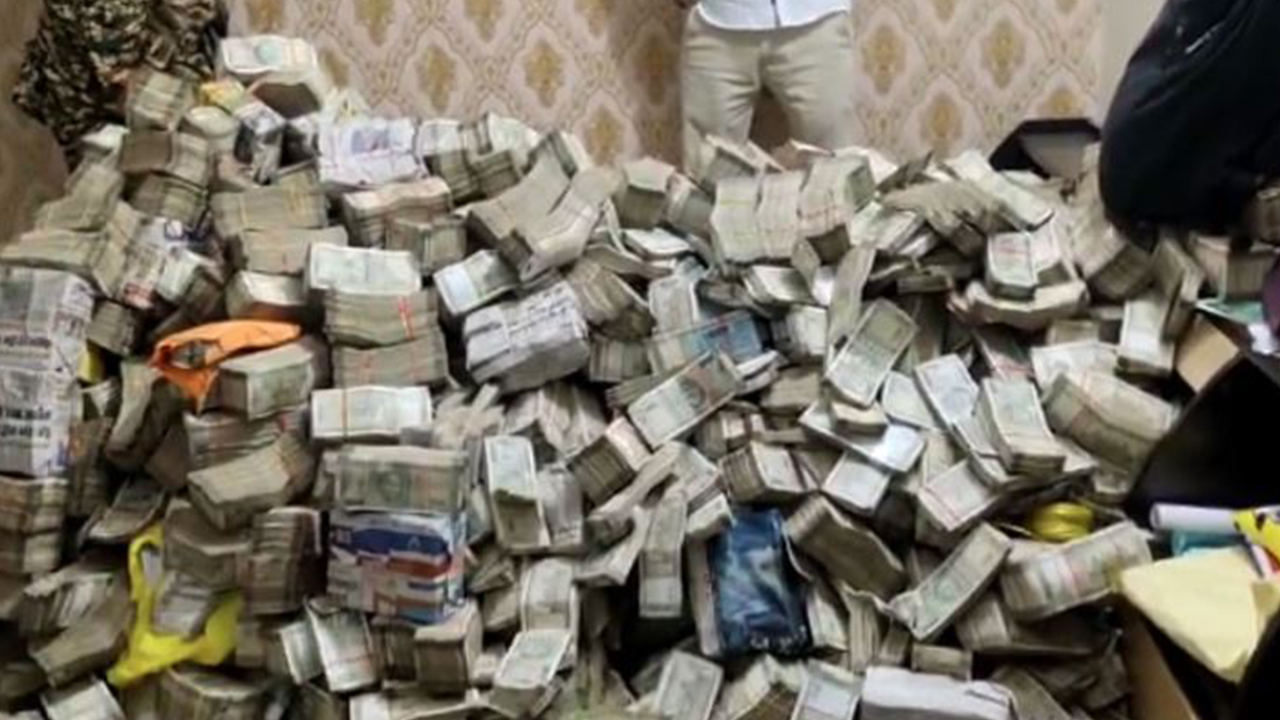 25 crores seized: నోట్ల కట్టలు, 25 కోట్ల రూపాయలు, ఎక్కడ?