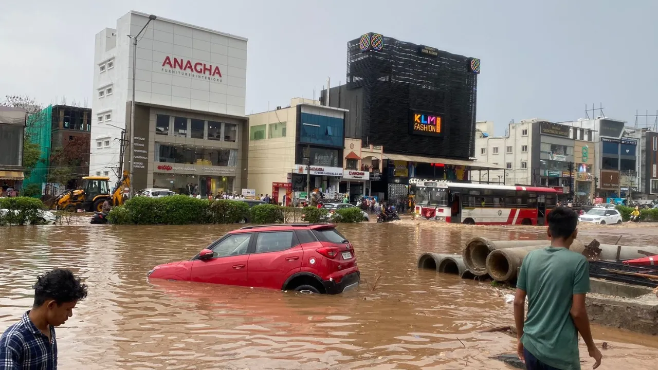 Heavy Rains in Hyderabad: హైదరాబాద్‌లో దంచికొట్టిన వాన.. మునిగిపోయిన వాహనాలు