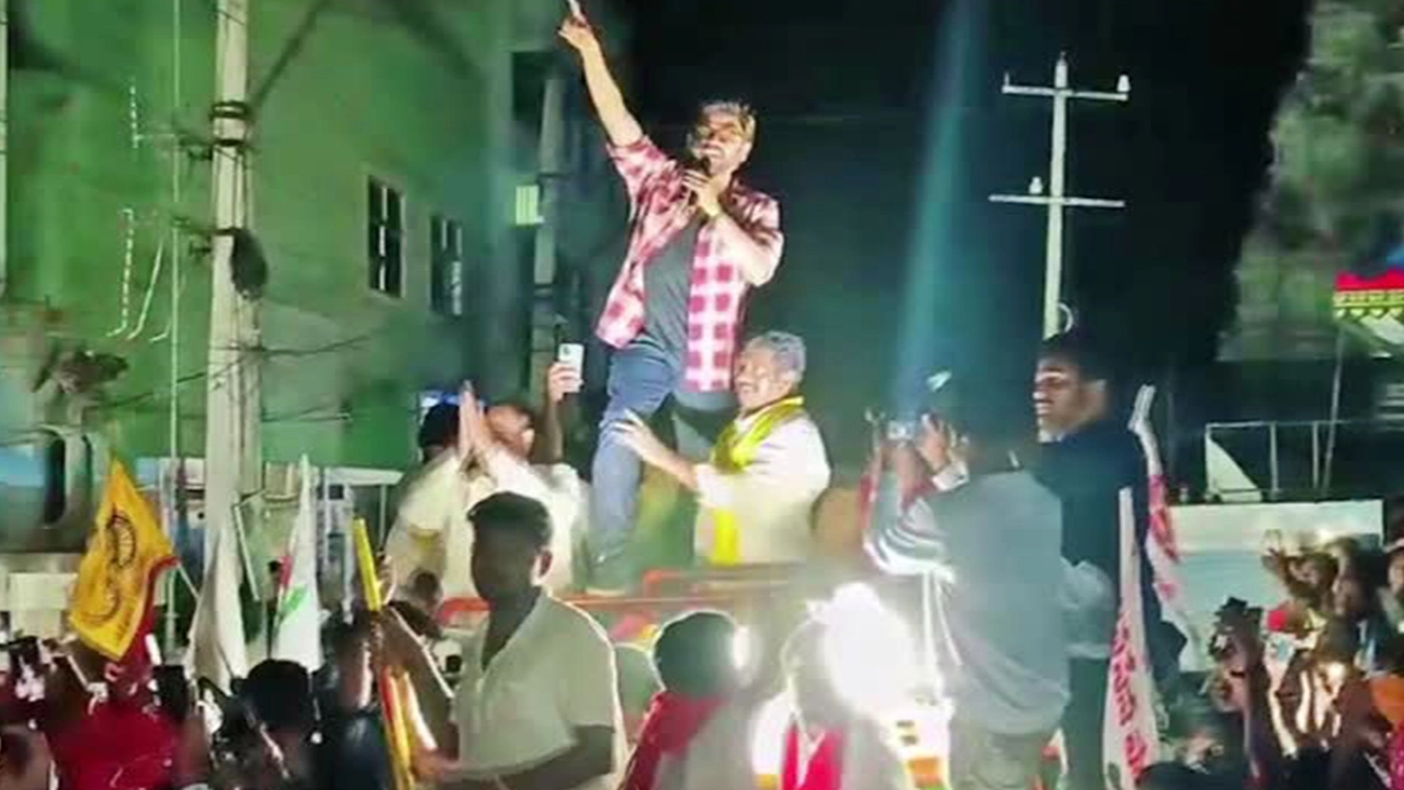 Venkatesh Road Show @ Kaikaluru: కైకలూరులో వెంకటేష్ ప్రచారం.. తనదైనశైలిలో సినీ డైలాగ్స్‌తో..