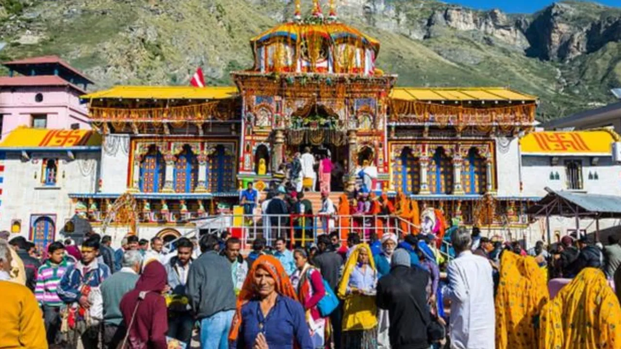 Doors of Kedarnath Temple Opens : తెరుచుకున్న కేదార్‌నాథ్ ఆలయ తలుపులు.. ఆలయంలో ప్రత్యేక పూజలు