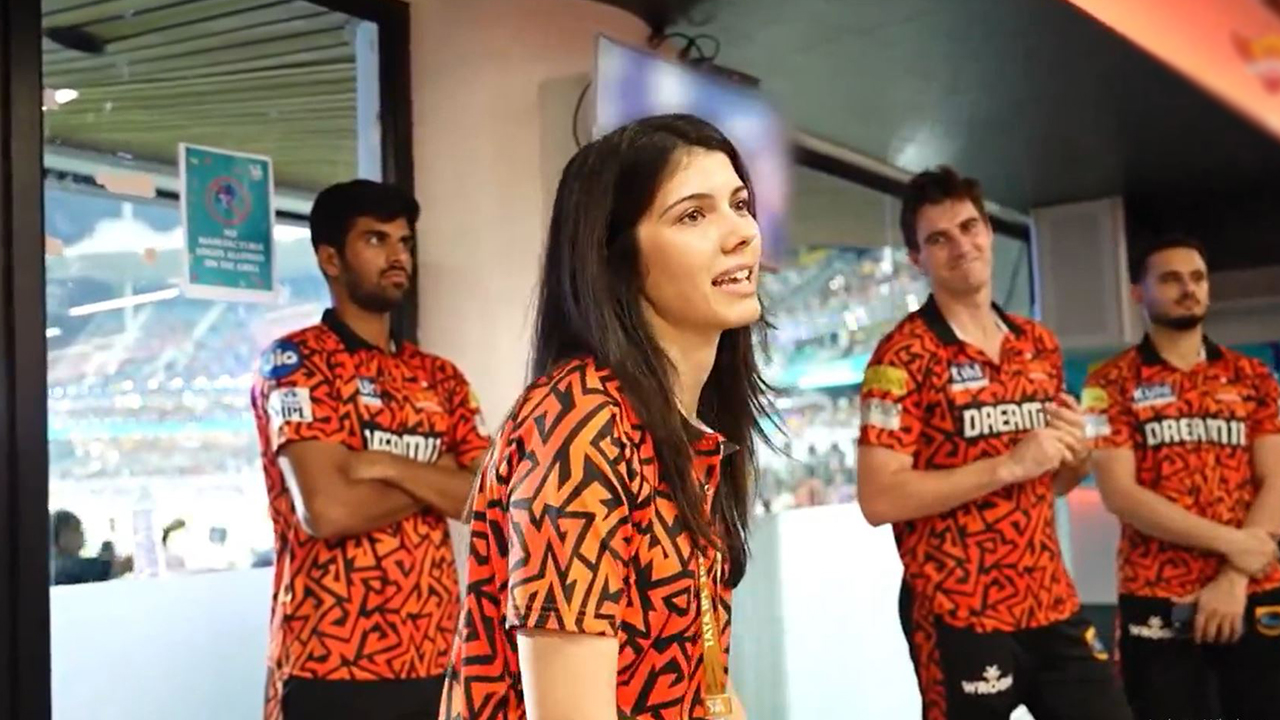 Kavya Maran Addresses SRH Players: డ్రెస్సింగ్ రూమ్‌లో కావ్యమారన్.. కేవలం నాలుగు మాటలు.. ఇన్స్పిరేషన్ స్పీచ్@