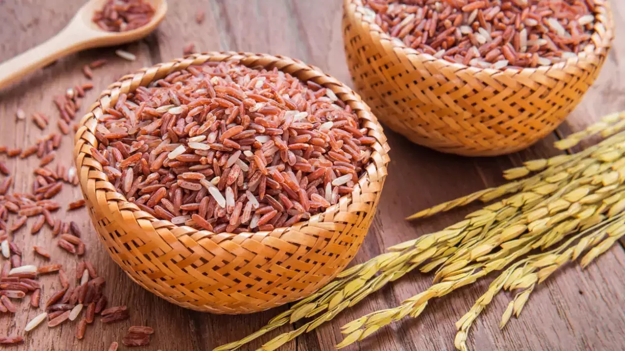 Red Rice Benefits: తరచూ తెల్ల బియ్యమే తింటున్నారా..? ఒక్కసారి ఈ ఎర్ర బియ్యం ట్రై చేసి చూడండి!