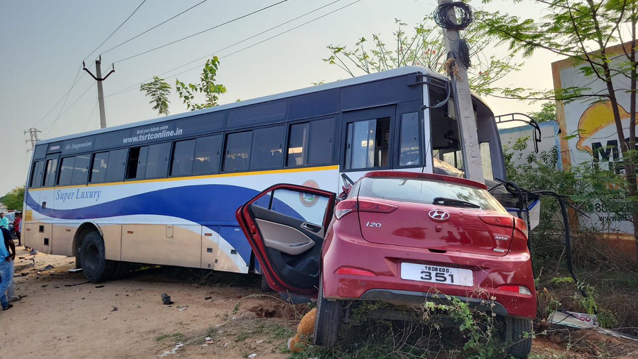 RTC Bus Collided with Car: రంగారెడ్డి జిల్లాలో ఘోర రోడ్డు ప్రమాదం.. ఆర్టీసీ బస్సు- కారు ఢీ!