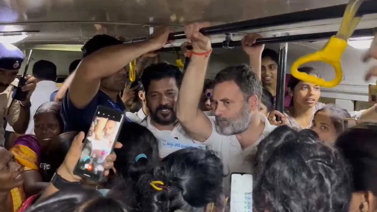 Rahul and Revanth Travels in City Bus: సిటీ బస్సులో రాహుల్, రేవంత్, ప్రయాణికులతో మాటా మంతీ.. ఫ్రీ బస్సుపై ఆరా..!