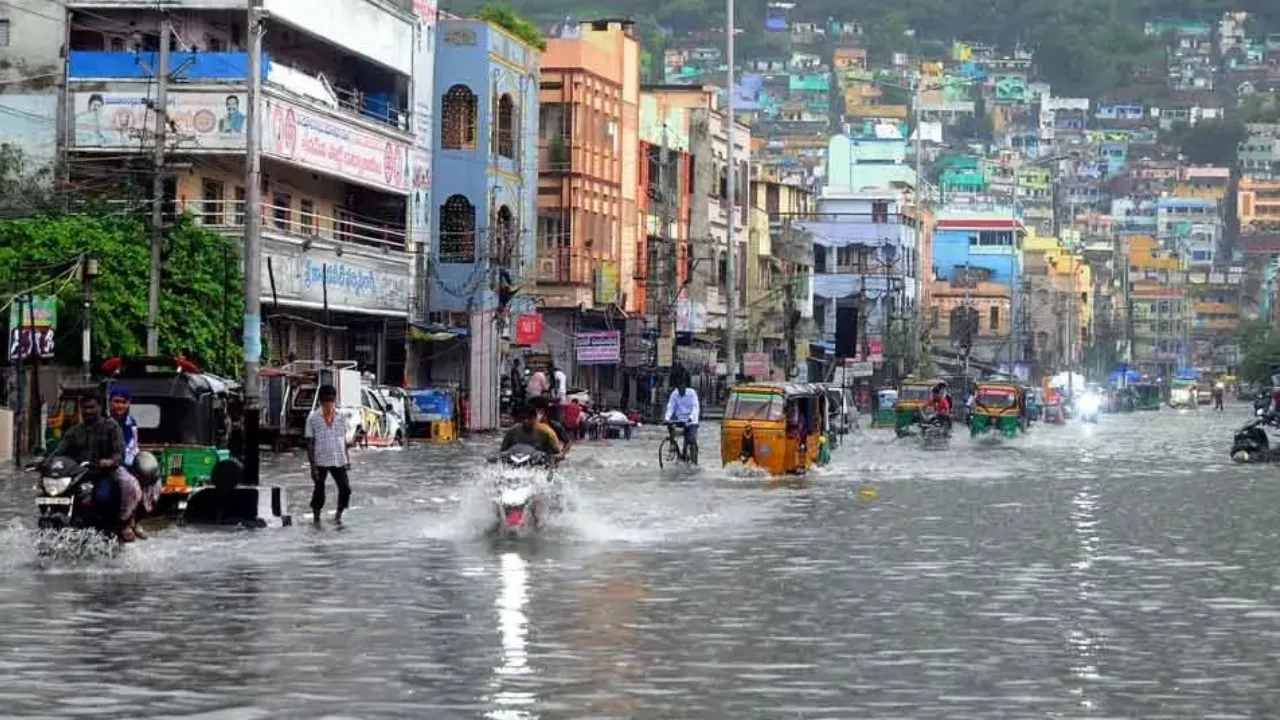 Weather Updates: బెజవాడను ముంచెత్తిన వాన.. నేడు కూడా..