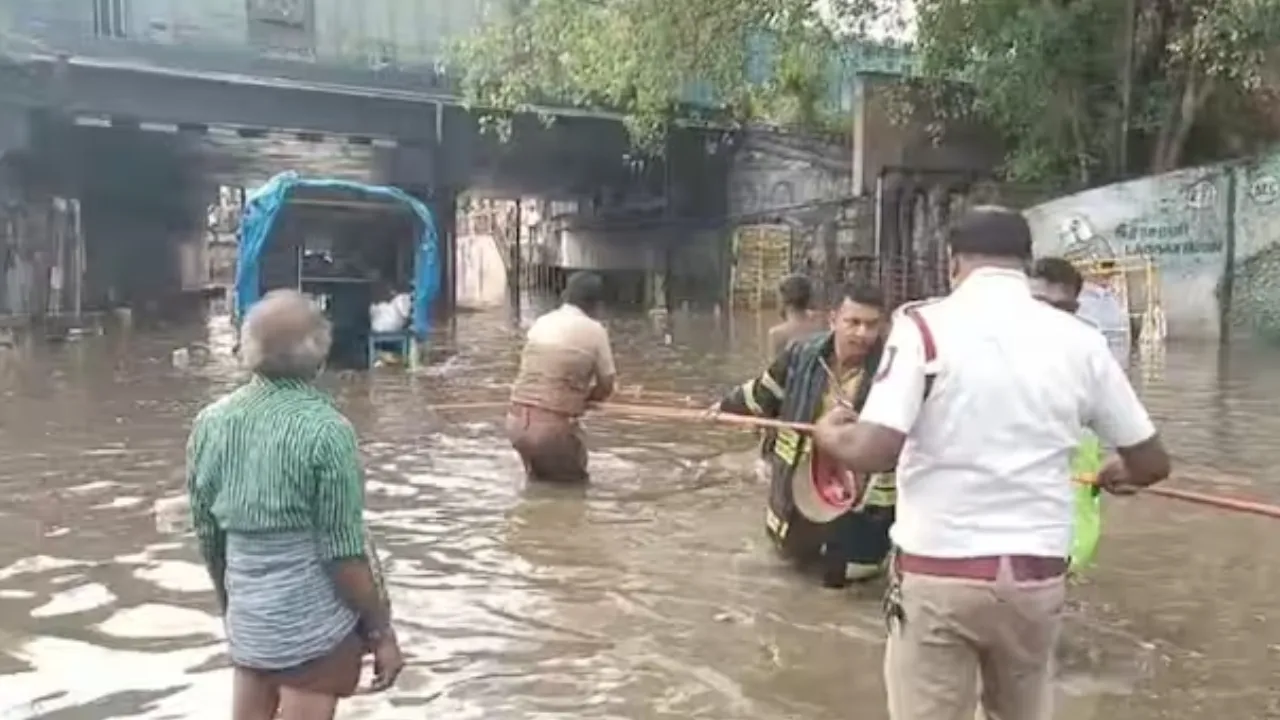 Rains in Tamil Nadu: వరద నీటిలో బ్రిడ్జి కింద చిక్కుకున్న దివ్యాంగుడు..!