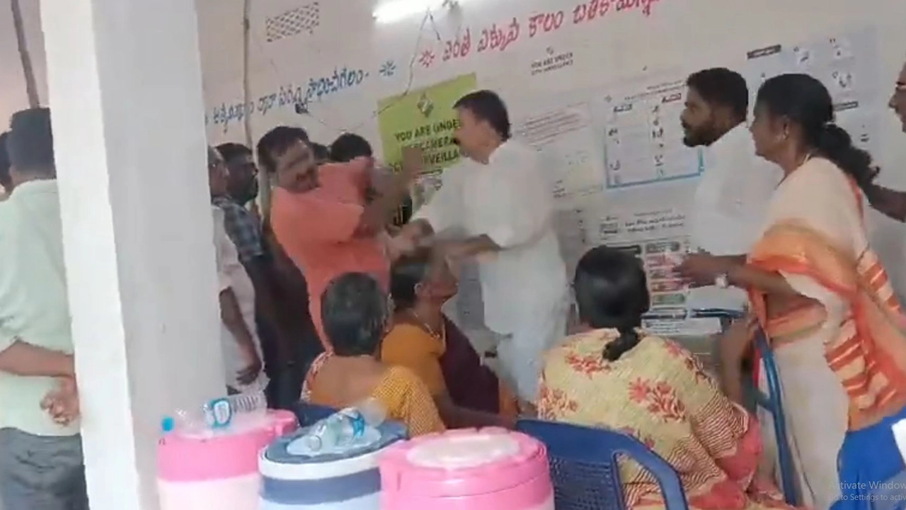 YCP Candidate Manhandling on Voter:  పోలింగ్ బూత్ వద్ద దారుణం.. ఓటర్‌ని కొట్టిన వైసీపీ అభ్యర్థి శివకుమార్..!