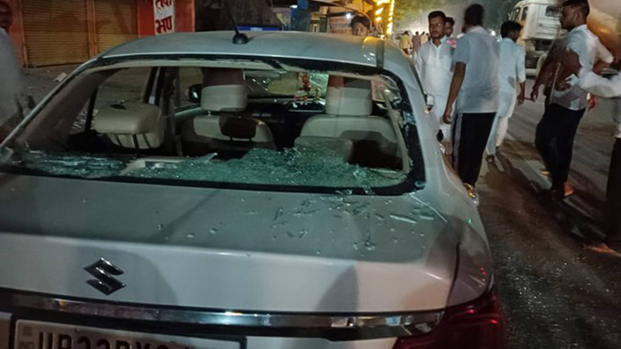 Vehicles vandalised at Congress office in Amethi: అమేథిలో దారుణం, కాంగ్రెస్ పార్టీ.. కార్లపై దాడులు