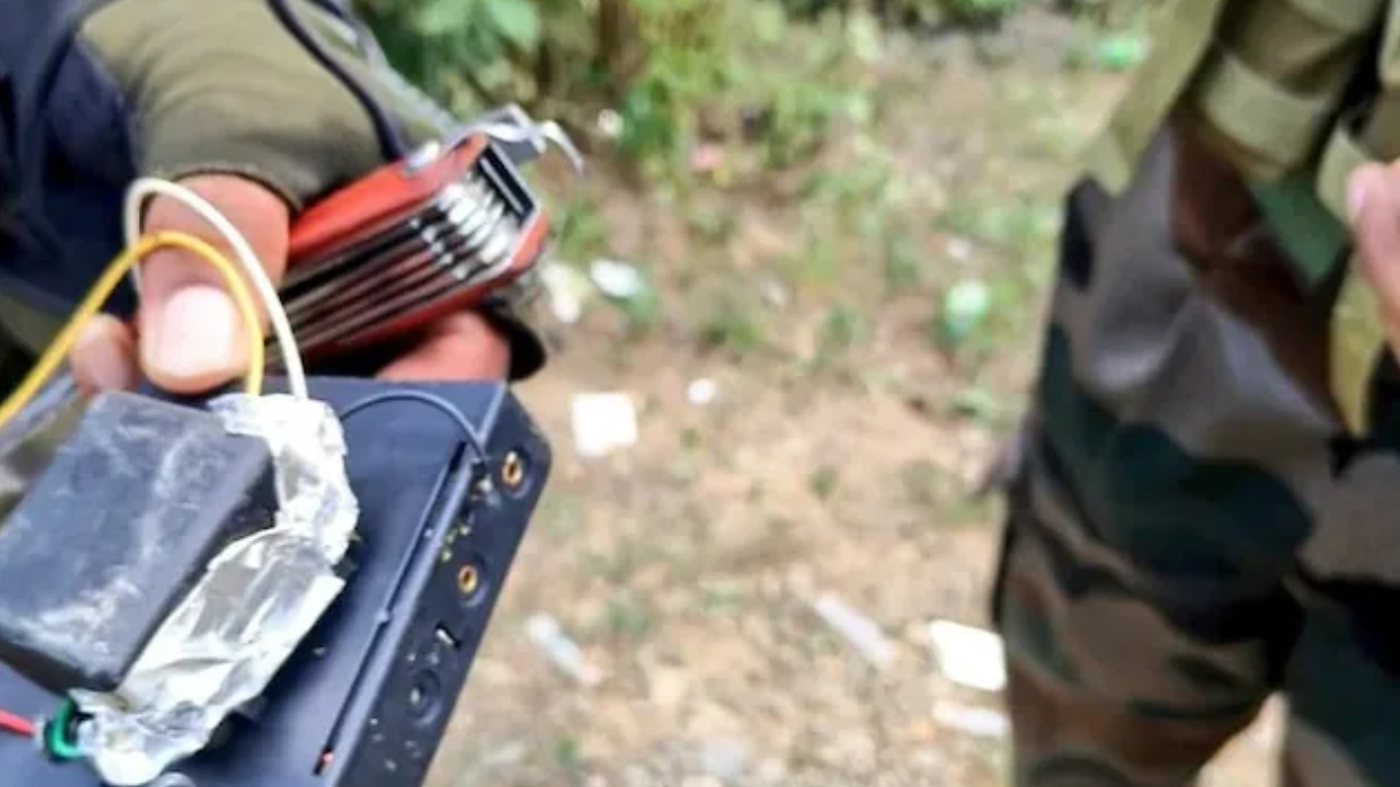 Army Defuses Bombs: రెండు గ్రామాల మధ్య అమర్చిన బాంబులు.. రోడ్డుపై వెళ్తుండగా చూసి..